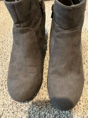 SOLANZ GRAY SUEDE HEEL BOOTIES ZIPPER SZ 8M